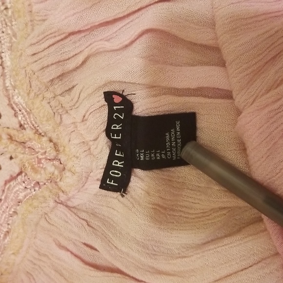 💥3 for $10💥 Forever 21 Pink Tie Dye Style Flowy Crop Top with Crochet V-Neck - Picture 8 of 8